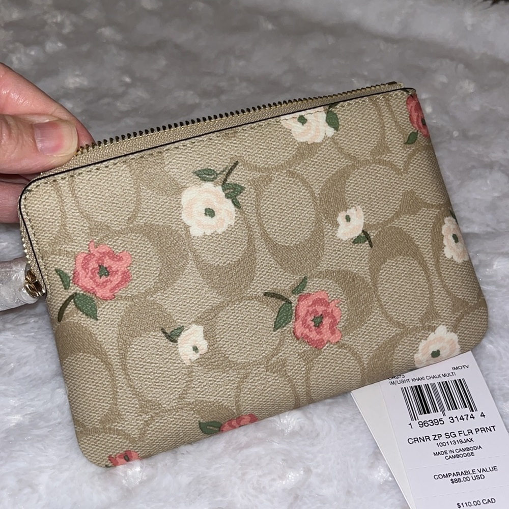 Coach NWT! Corner Zip Wristlet In Signature Canvas With Floral Print - Picture 10 of 12
